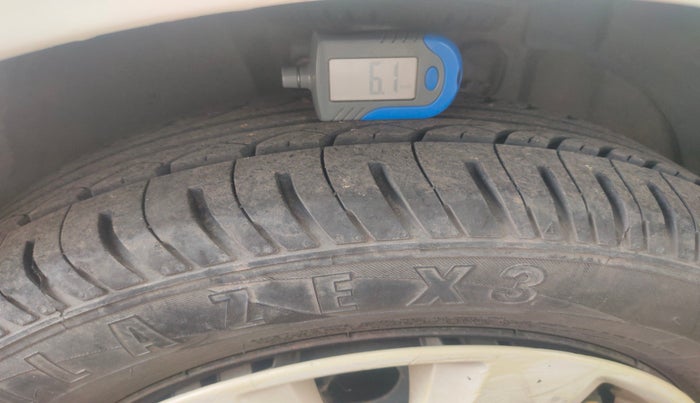 2011 Volkswagen Vento COMFORTLINE 1.6, Petrol, Manual, 68,967 km, tyre