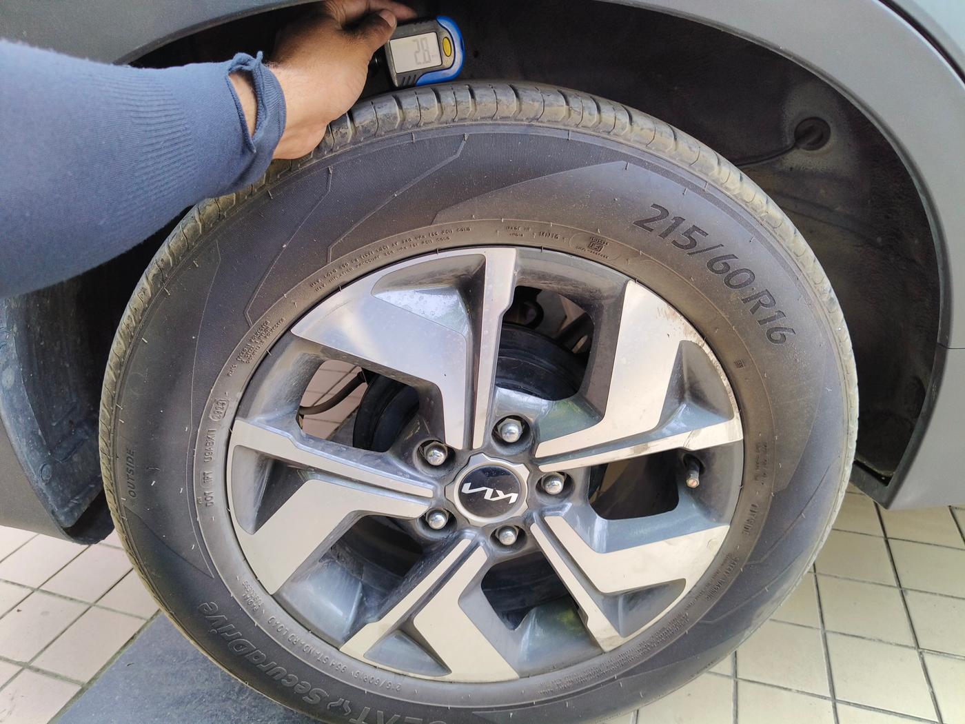 2021 KIA SONET HTX 1.5, Diesel, Manual, 1,61,494 km, tyre