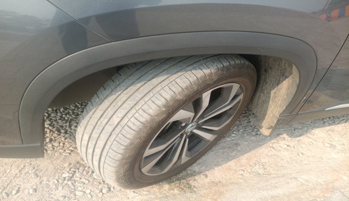 2023 MG HECTOR PLUS SAVVY PRO 1.5 TURBO CVT 7 STR, Petrol, Automatic, 23,600 km, tyre