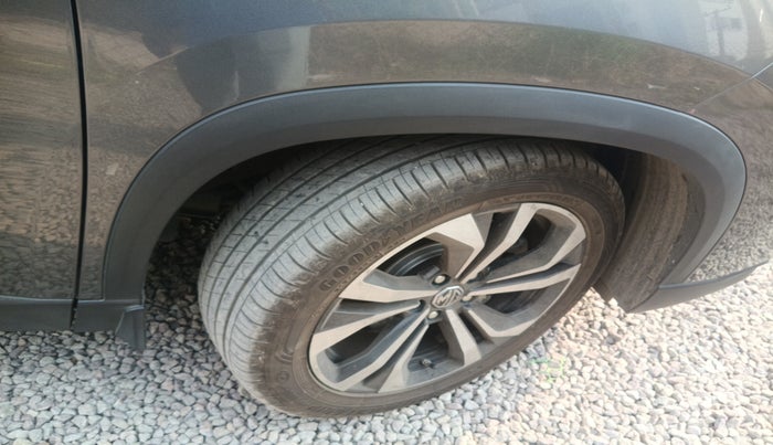 2023 MG HECTOR PLUS SAVVY PRO 1.5 TURBO CVT 7 STR, Petrol, Automatic, 23,600 km, tyre