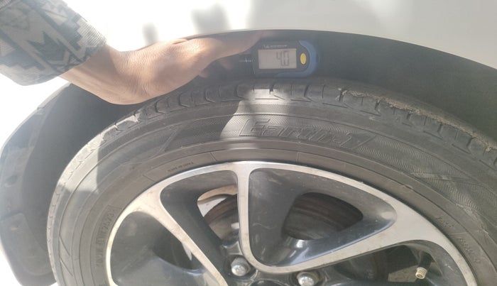 2017 Hyundai Grand i10 SPORTZ (O) AT 1.2 KAPPA VTVT, Petrol, Automatic, 1,06,407 km, tyre
