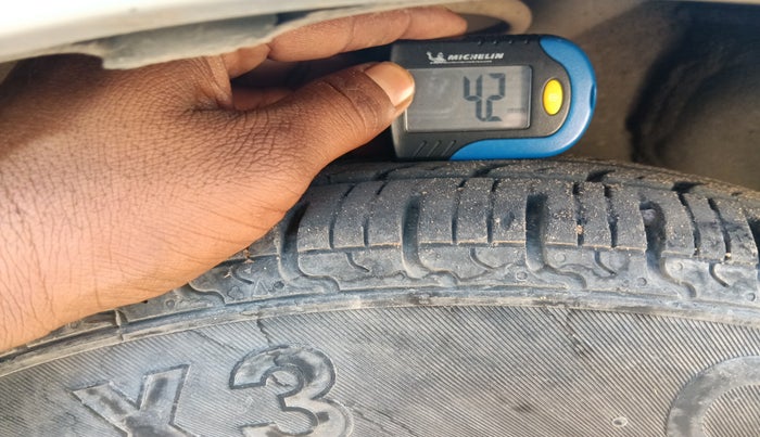 2014 Hyundai i10 SPORTZ 1.1, Petrol, Manual, 1,09,984 km, tyre