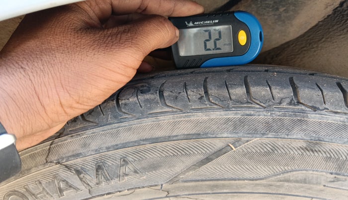 2014 Hyundai i10 SPORTZ 1.1, Petrol, Manual, 1,09,984 km, tyre