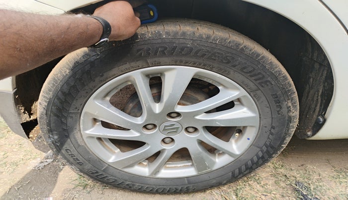 2013 Maruti Swift ZXI, Petrol, Manual, 41,400 km, tyre