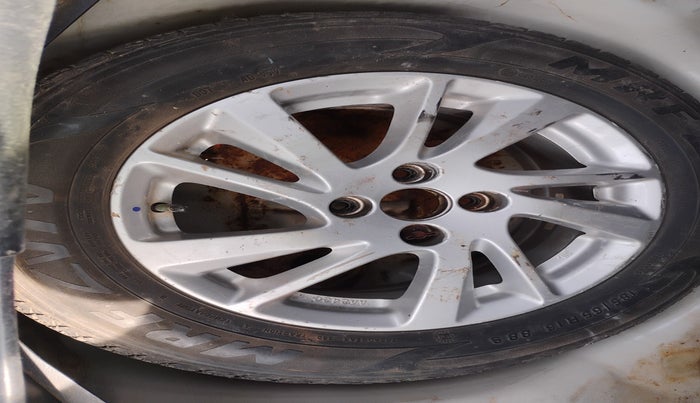 2013 Maruti Swift ZXI, Petrol, Manual, 41,400 km, tyre