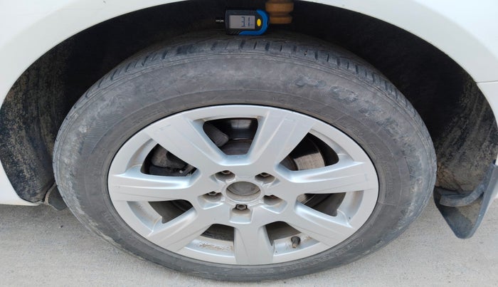 2010 Audi A4 2.0 TDI, Diesel, Automatic, 1,61,323 km, tyre