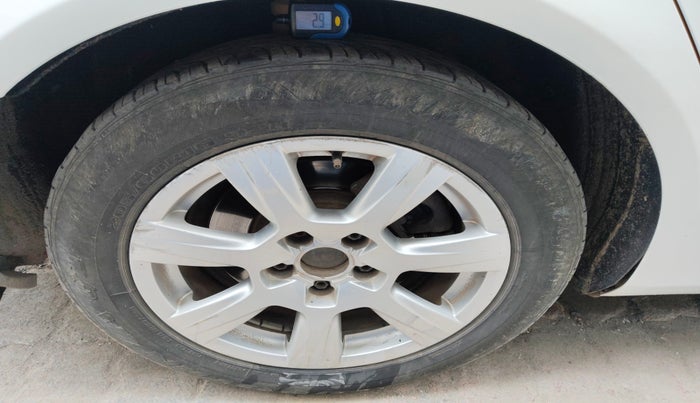 2010 Audi A4 2.0 TDI, Diesel, Automatic, 1,61,323 km, tyre