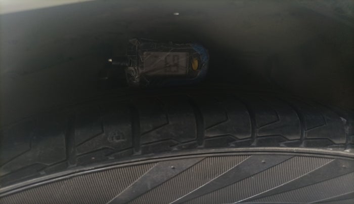 2017 Toyota Innova Crysta 2.8 ZX AT 7 STR, Diesel, Automatic, 1,42,056 km, tyre