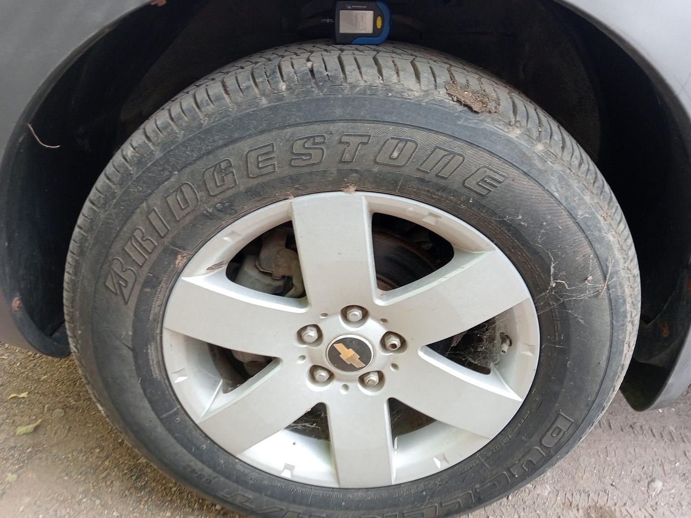 2011 Chevrolet Captiva LT, Diesel, Manual, 1,38,829 km, tyre