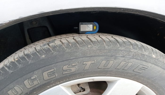 2011 Chevrolet Captiva LT, Diesel, Manual, 1,38,829 km, tyre