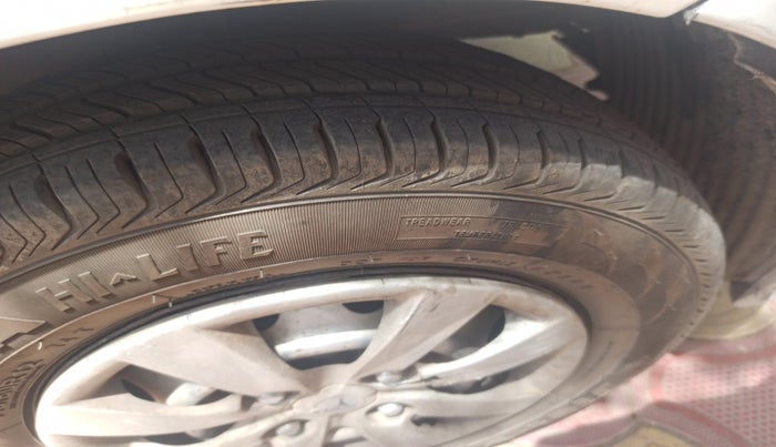 2014 Hyundai Eon ERA +, Petrol, Manual, 73,953 km, tyre