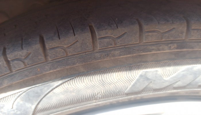 2014 Hyundai Eon ERA +, Petrol, Manual, 73,953 km, tyre