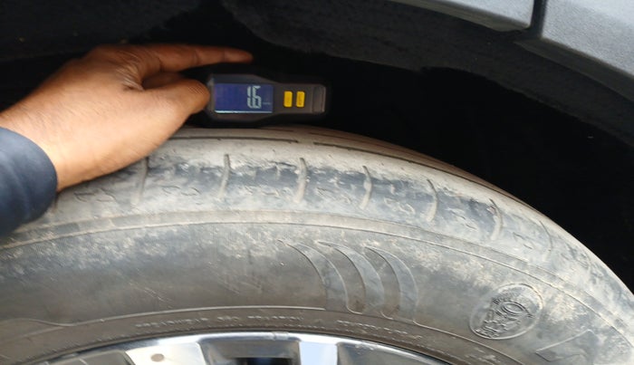 2022 Mahindra XUV700 AX 5 P MT 5 STR, Petrol, Manual, 72,417 km, tyre