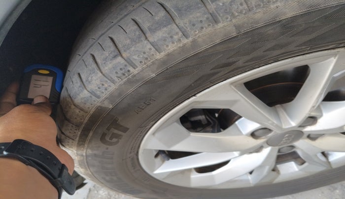 2015 Audi Q3 35 TDI Quattro, Diesel, Automatic, 1,68,442 km, tyre