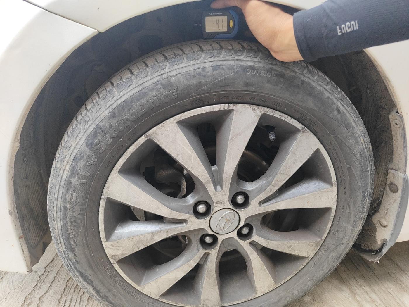 2017 Hyundai Verna 1.6 VTVT SX AT, Petrol, Automatic, 96,777 km, tyre