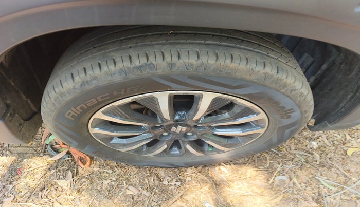 2022 Maruti BREZZA ZXI  AT SMART HYBRID DUAL TONE, Petrol, Automatic, 19,807 km, tyre