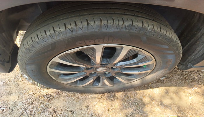 2022 Maruti BREZZA ZXI  AT SMART HYBRID DUAL TONE, Petrol, Automatic, 19,807 km, tyre