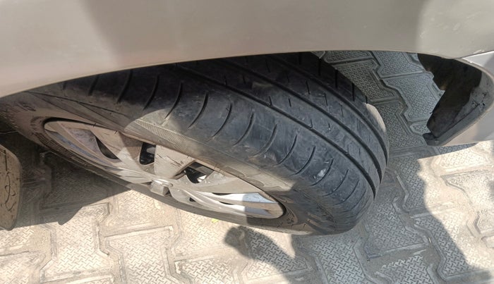 2015 Toyota Innova 2.5 GX 7 STR, Diesel, Manual, 1,39,829 km, tyre