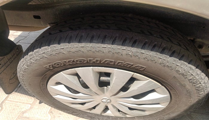 2015 Toyota Innova 2.5 GX 7 STR, Diesel, Manual, 1,39,829 km, tyre