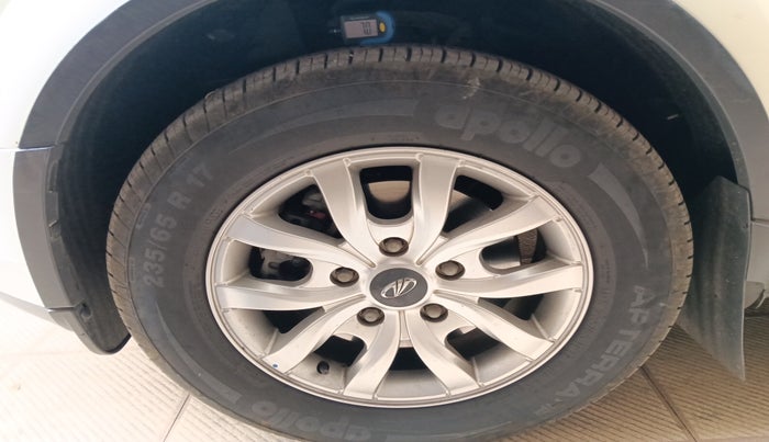 2017 Mahindra XUV500 W9 AT, Diesel, Automatic, 1,08,771 km, tyre