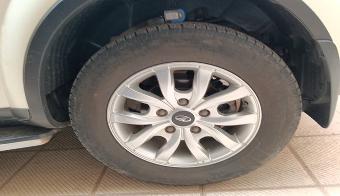 2017 Mahindra XUV500 W9 AT, Diesel, Automatic, 1,08,771 km, tyre