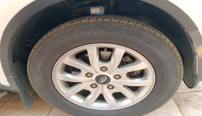 2017 Mahindra XUV500 W9 AT, Diesel, Automatic, 1,08,771 km, tyre