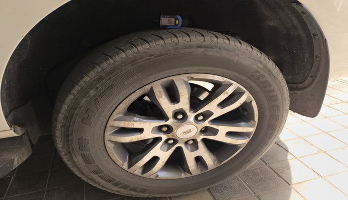 2017 Ford Endeavour TITANIUM 3.2 4X4 AT, Diesel, Automatic, 1,00,939 km, tyre