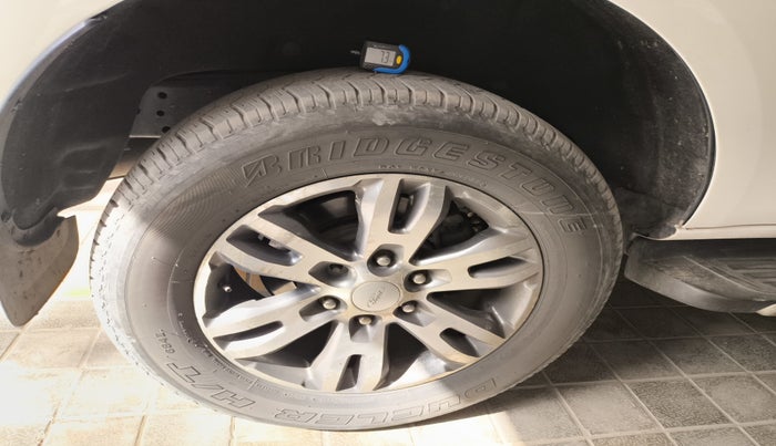 2017 Ford Endeavour TITANIUM 3.2 4X4 AT, Diesel, Automatic, 1,00,939 km, tyre