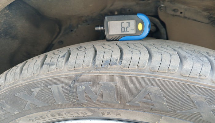 2016 Toyota Innova Crysta 2.4 G 8 STR, Diesel, Manual, 1,52,463 km, tyre