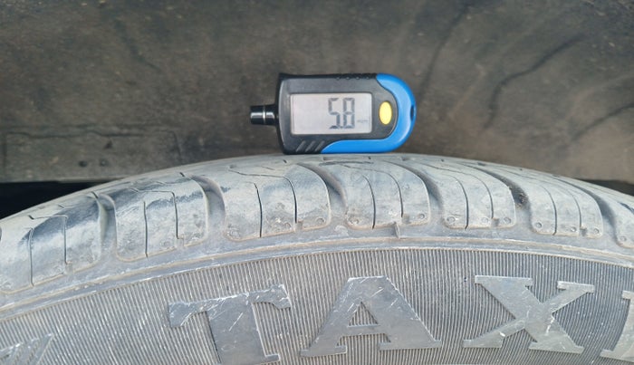 2016 Toyota Innova Crysta 2.4 G 8 STR, Diesel, Manual, 1,52,463 km, tyre