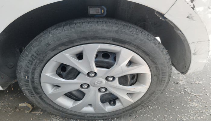 2015 Hyundai Grand i10 MAGNA 1.2 KAPPA VTVT, Petrol, Manual, 1,10,772 km, tyre