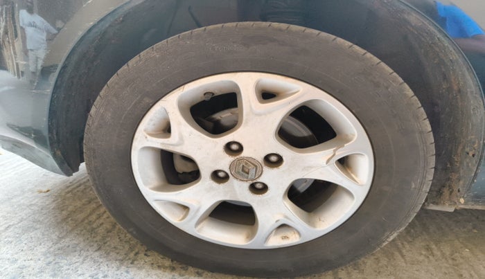 2013 Renault Scala RXL PETROL AT, Petrol, Automatic, 75,270 km, tyre