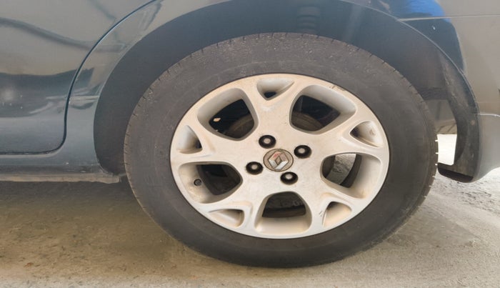 2013 Renault Scala RXL PETROL AT, Petrol, Automatic, 75,270 km, tyre