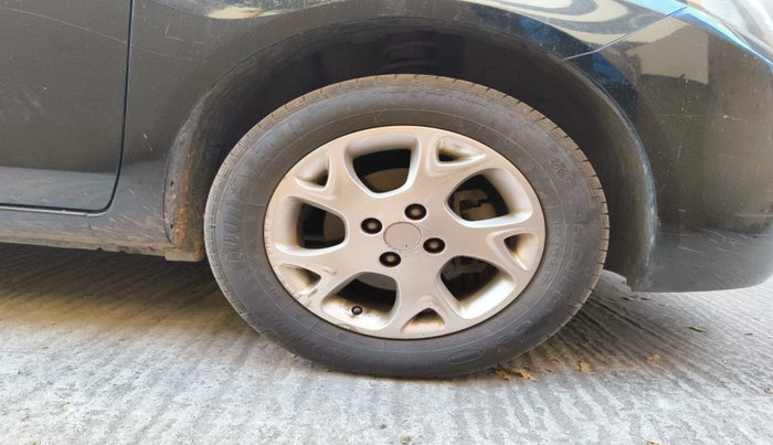 2013 Renault Scala RXL PETROL AT, Petrol, Automatic, 75,270 km, tyre