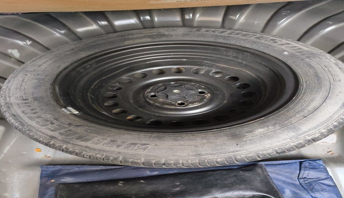 2013 Renault Scala RXL PETROL AT, Petrol, Automatic, 75,270 km, tyre