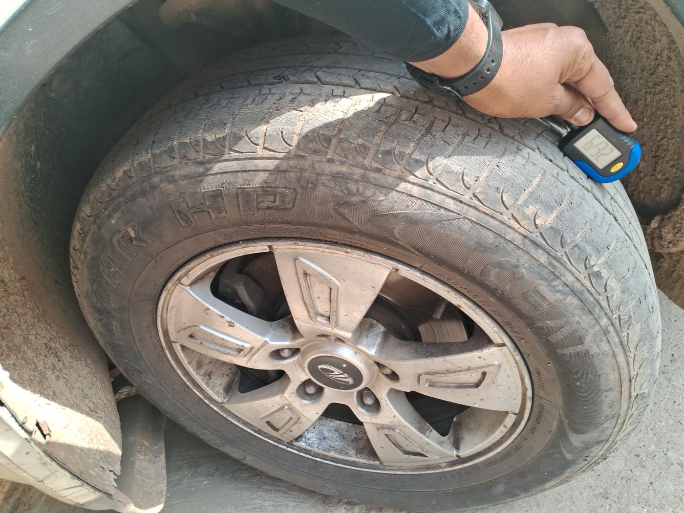 2012 Mahindra XUV500 W8, Diesel, Manual, 2,03,800 km, tyre