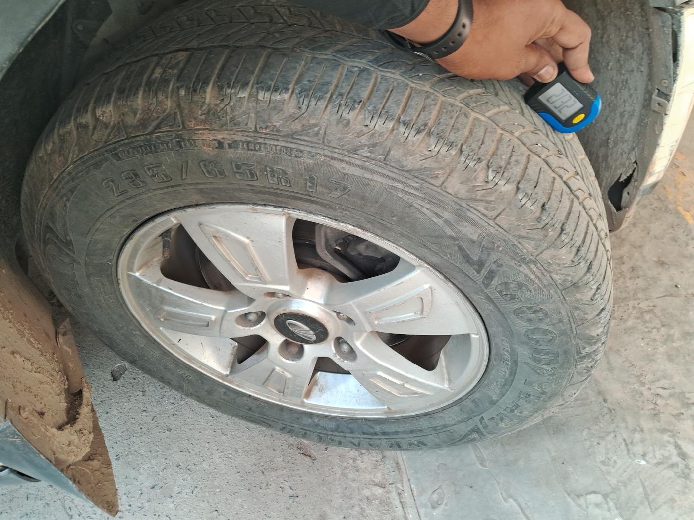 2012 Mahindra XUV500 W8, Diesel, Manual, 2,03,800 km, tyre