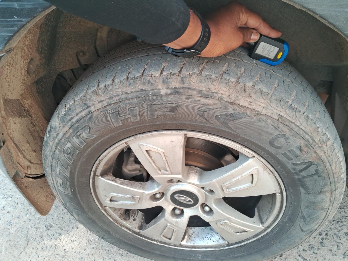 2012 Mahindra XUV500 W8, Diesel, Manual, 2,03,800 km, tyre