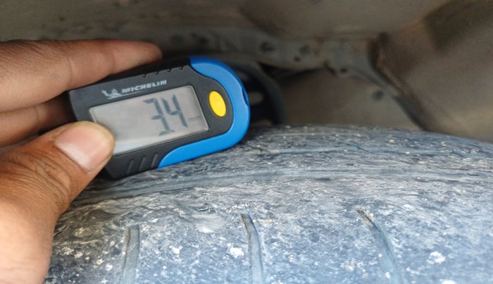 2017 Toyota Innova Crysta 2.4 GX 7 STR, Diesel, Manual, 1,10,466 km, tyre