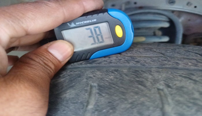 2017 Toyota Innova Crysta 2.4 GX 7 STR, Diesel, Manual, 1,10,466 km, tyre