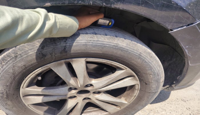 2011 Hyundai Santa Fe 4 WD AT, Diesel, Automatic, 1,64,941 km, tyre