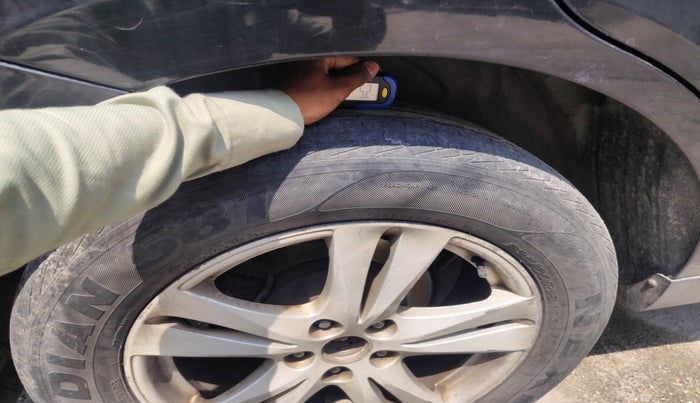 2011 Hyundai Santa Fe 4 WD AT, Diesel, Automatic, 1,64,941 km, tyre