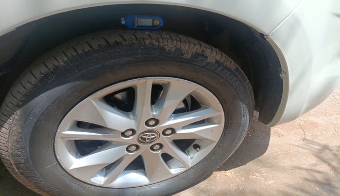 2016 Toyota Innova Crysta 2.4 VX 8 STR, Diesel, Manual, 1,67,473 km, tyre