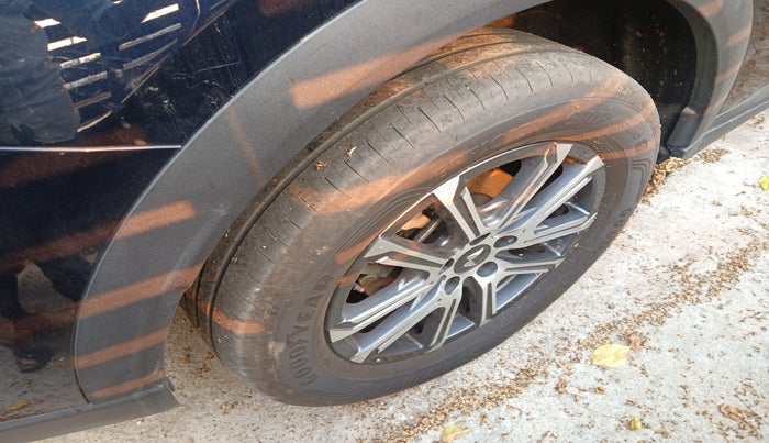 2023 Mahindra XUV700 AX 7 P MT 7 STR, Petrol, Manual, 17,389 km, tyre