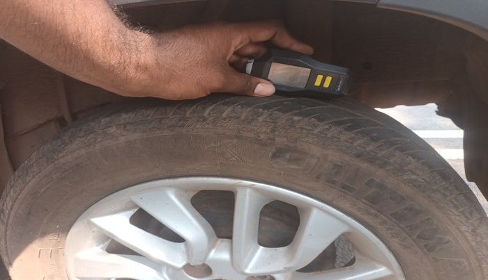 2016 Mahindra Kuv100 K8 6 STR, Petrol, Manual, 66,345 km, tyre