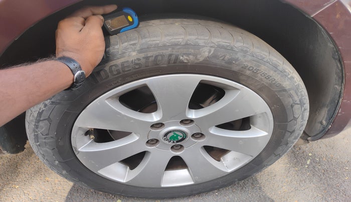 2013 Skoda Superb ELEGANCE 1.8 TSI MT, Petrol, Manual, 1,63,107 km, tyre