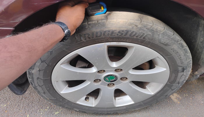 2013 Skoda Superb ELEGANCE 1.8 TSI MT, Petrol, Manual, 1,63,107 km, tyre