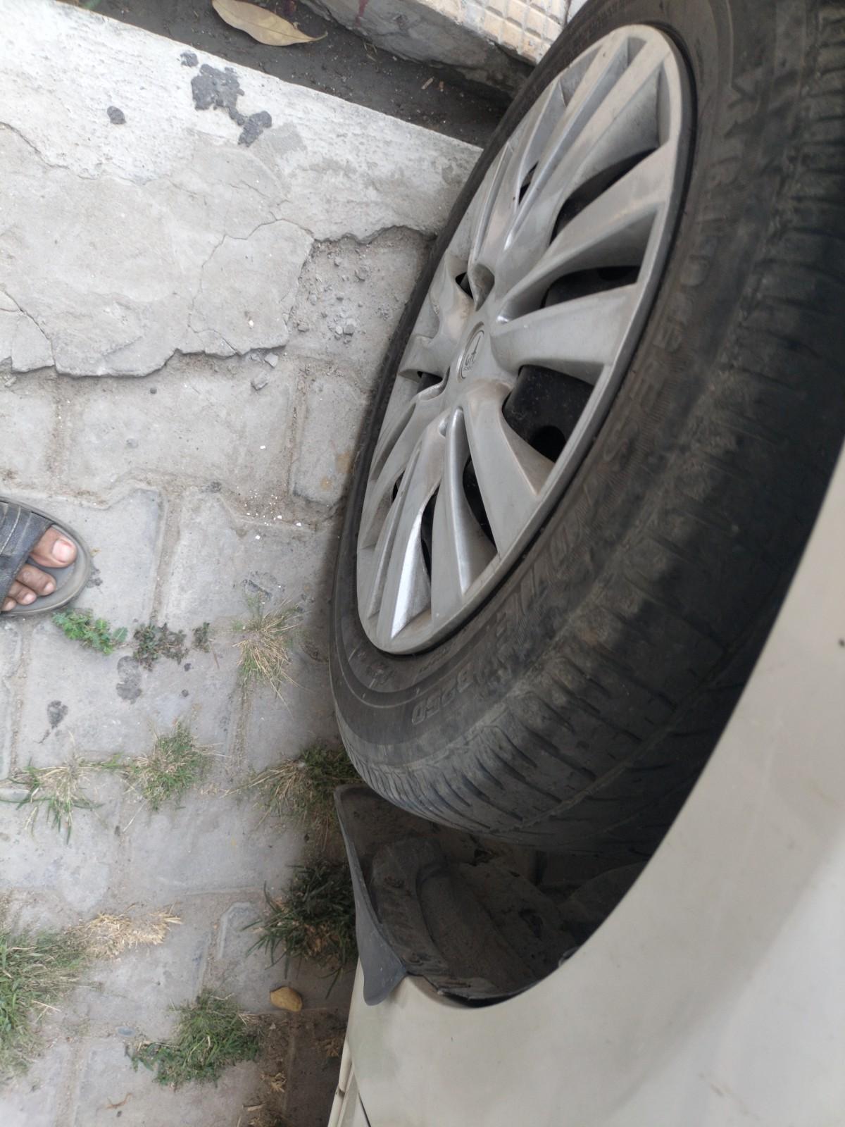 2014 Toyota Etios G, Petrol, Manual, 1,43,829 km, tyre