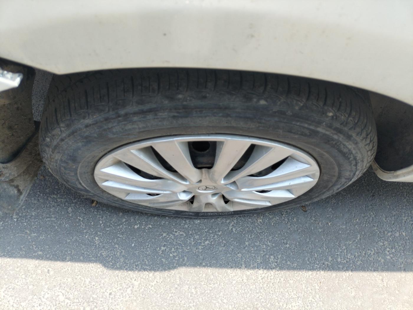 2014 Toyota Etios G, Petrol, Manual, 1,43,829 km, tyre
