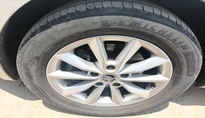 2015 Skoda Octavia ELEGANCE 2.0 TDI AT, Diesel, Automatic, 1,33,689 km, tyre